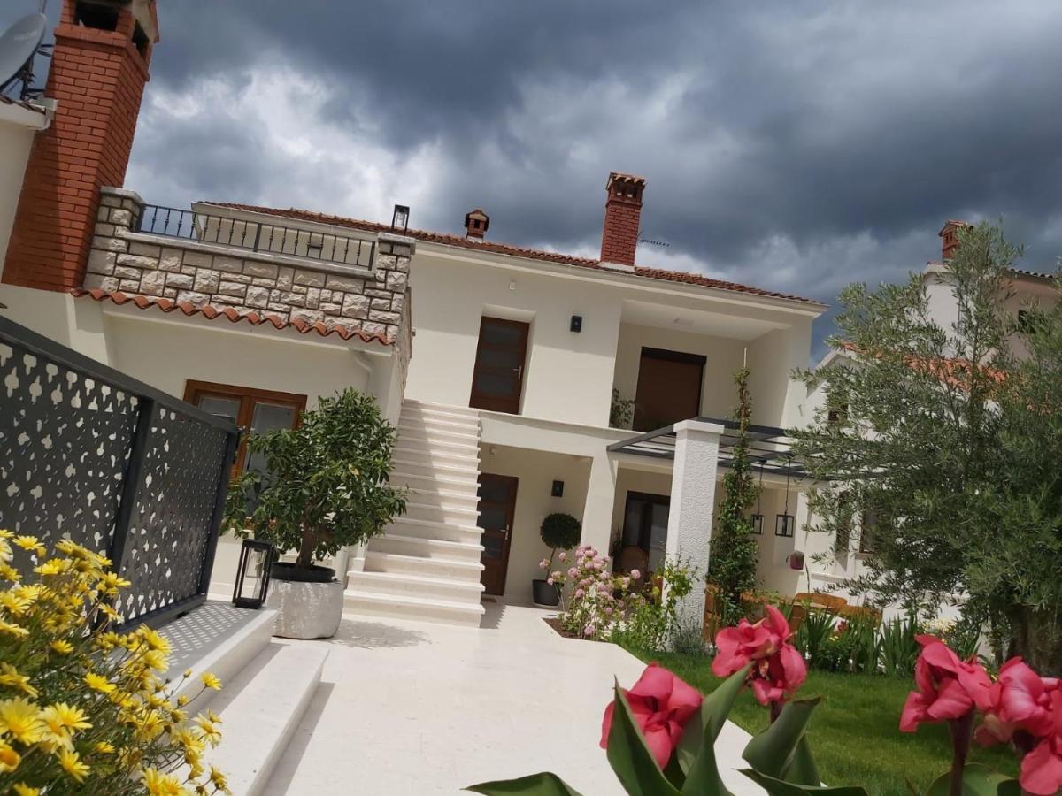 Апартаменты Haus Silvia Ровинь Экстерьер фото